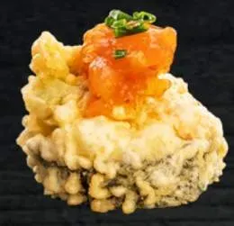 Tatar z łososia w tempurze