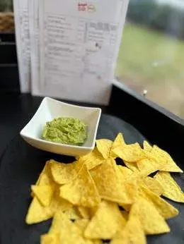 Nachosy z Domową Salsą Guacamole