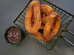 Churros z sosem czekoladowym