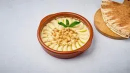 Hummus klasyczny z grillowaną pitą