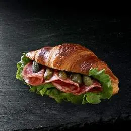 Croissant z salami 140g