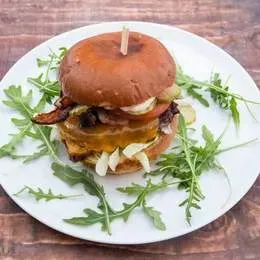 BACON BURGER + FRYTKI