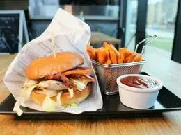 BBQ MOFO BURGER + FRYTKI