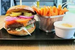 CHEDDAR BURGER + FRYTKI