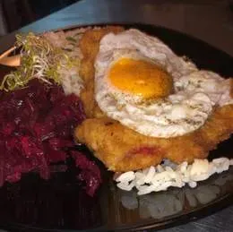 Sznycel z kurczaka po wiedeńsku ( jajko sadzone, szczypiorek)