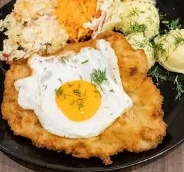 Sznycel ze schabu po wiedeńsku (jajko sadzone, szczypiorek)