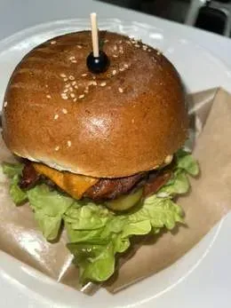 Burger z eksportowanej wołowiny