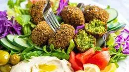Falafel w cienkim cieście na talerzu