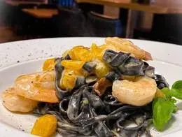 LINGUINI NERO Z OWOCAMI MORZA