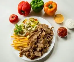 Kebab woowo-jagnięcy na talerzu oraz Coca cola 0.5l