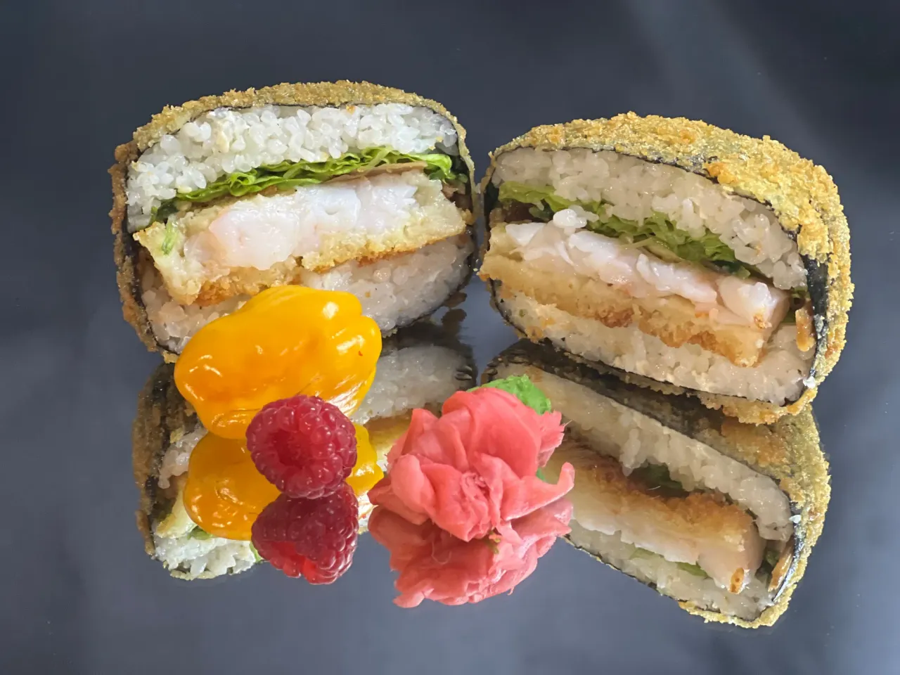 Burger z krewetką w tempurze i warzywami