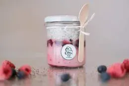 Chia z owocami lata