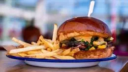 Pastrami burger z frytkami