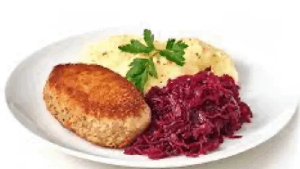 Kotlet mielony, ziemniaki, buraki zasmażane