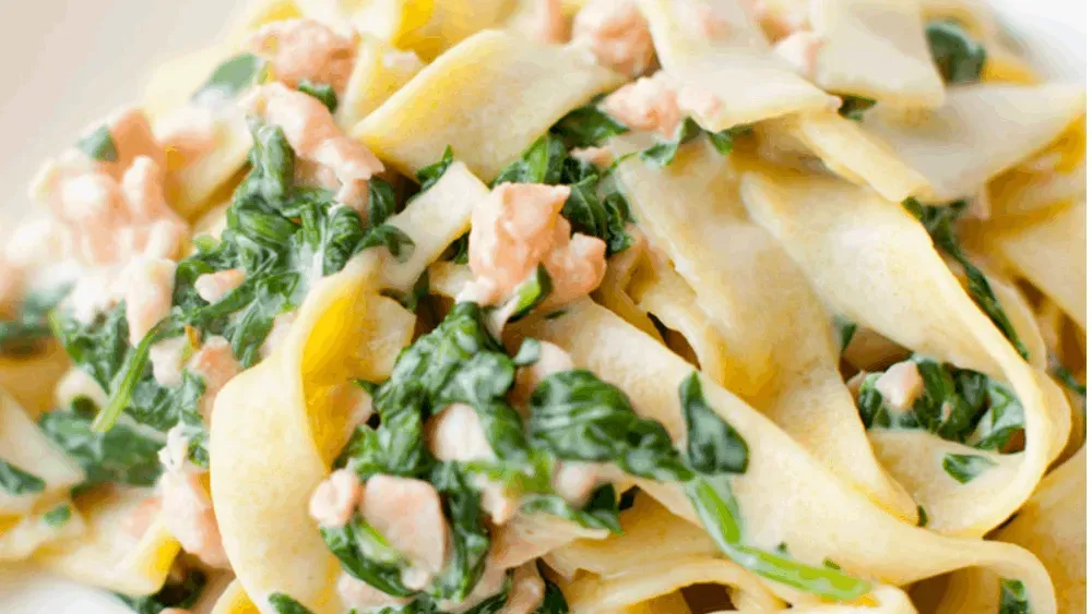 Tagliatelle z wędzonym łososiem, szpinakiem i orzechami