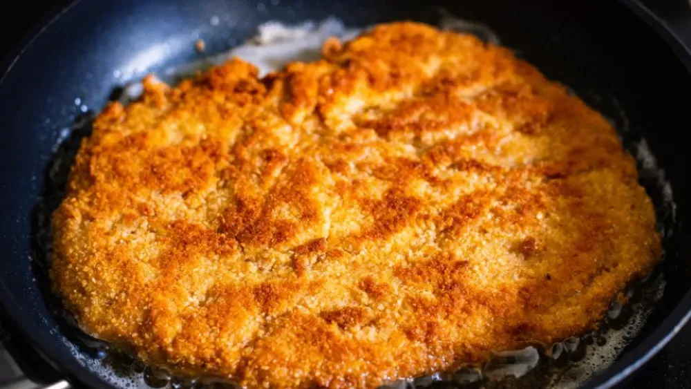 Tradycyjny kotlet schabowy, ziemniaki, mizeria
