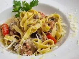 TAGLIATELLE - CON SALSICCIA E FUNGHI