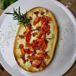 BRUSCHETTA z Salsicią i Mozzarellą