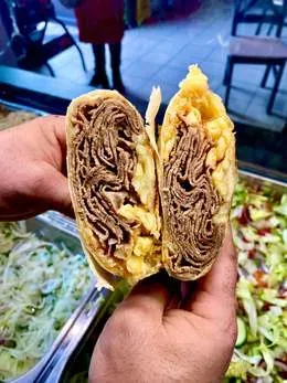 Lahmacun z kebabem