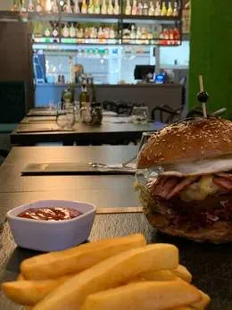 3.Egg bacon burger z frytkami i ketchupem