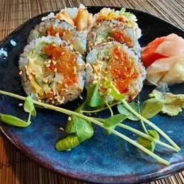 Futomaki łosoś pieczony