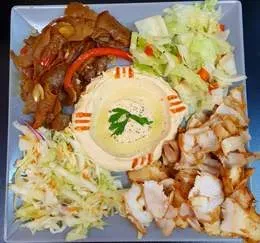 Hummus z kurczakiem na talerzu