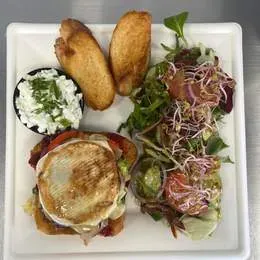 Croque madame z camembertem