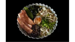Ramen Tajski z opalanym łososiem
