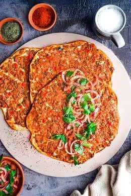 Lahmacun z mięsem