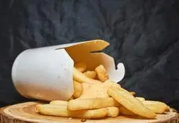 Frytki belgijskie z dipem serowym