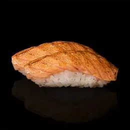 Nigiri łosoś opalany