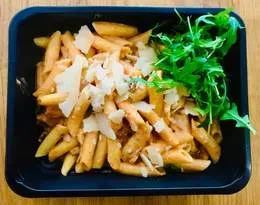 Penne al pesto e pollo