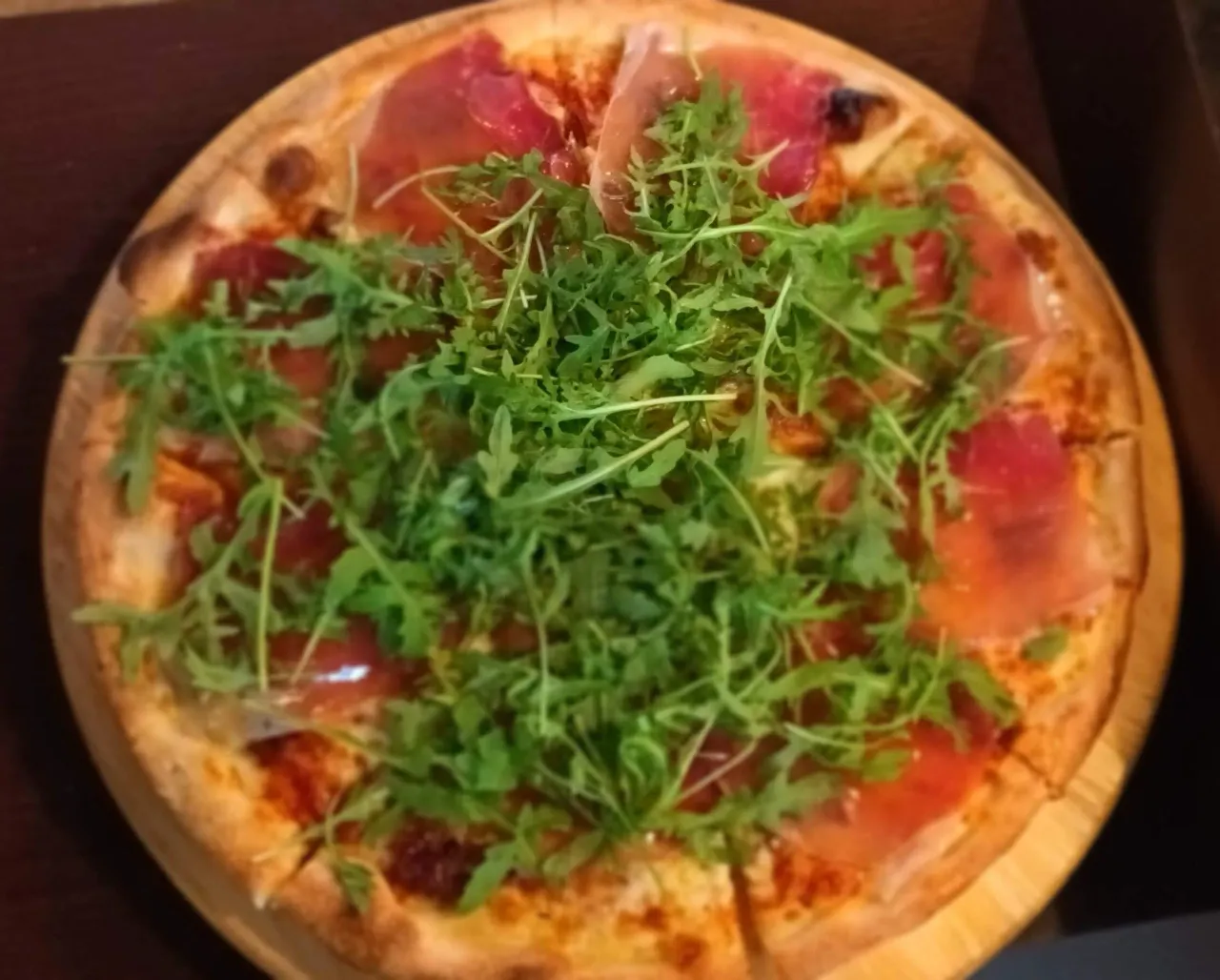 Pizza prosciutto di parma z rukolą