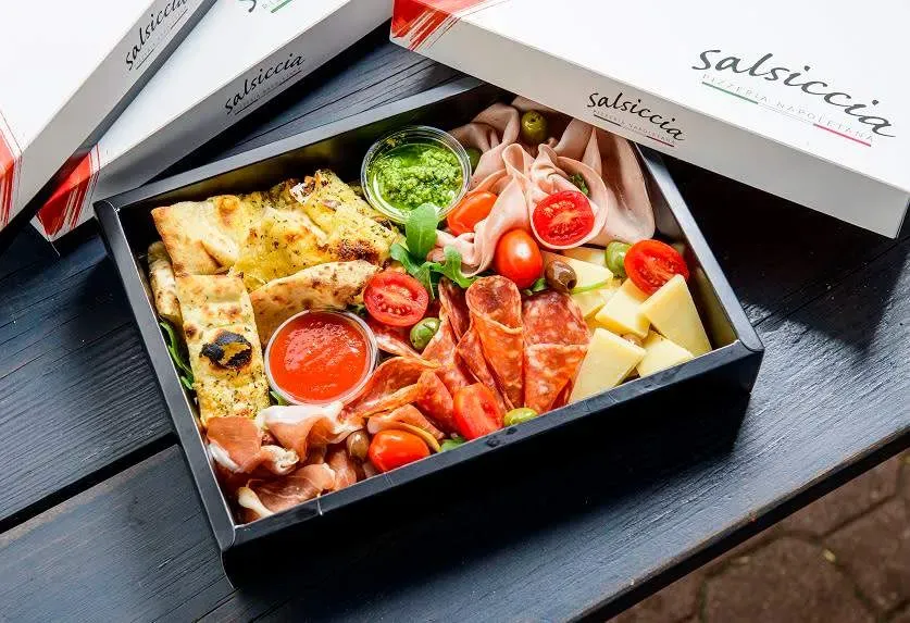 Tagliere Di Salumi E Formaggi