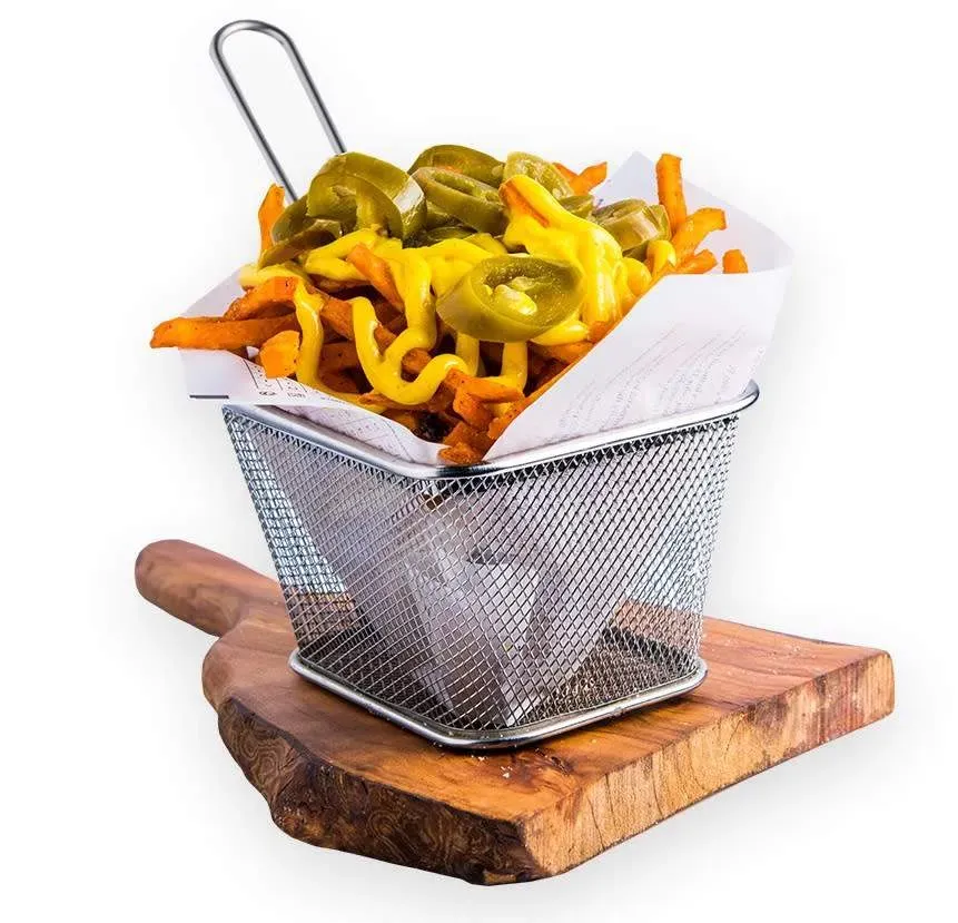Frytki domowe z batata z sosem serowym i jalapeno