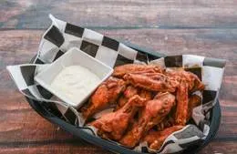 Skrzydełka Buffalo Wings w pikantnym sosie louisiana (12szt)