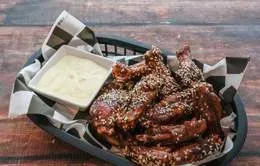 Skrzydelka Buffalo Wings w sosie teriyaki z sezamem (12szt)
