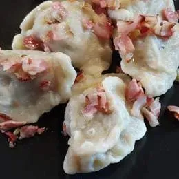 Pierogi z mięsem z cebulką i skwarkami