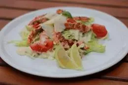 Sałatka Cesar con salmone