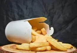 Frytki belgijskie z dipem serowym