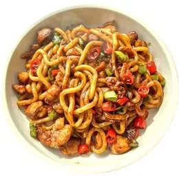 Makaron udon smażony z kurczakiem