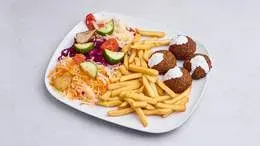 Kebab na talerzu z falafelem
