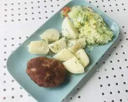 Kotlet mielony z ziemniakami i surówką