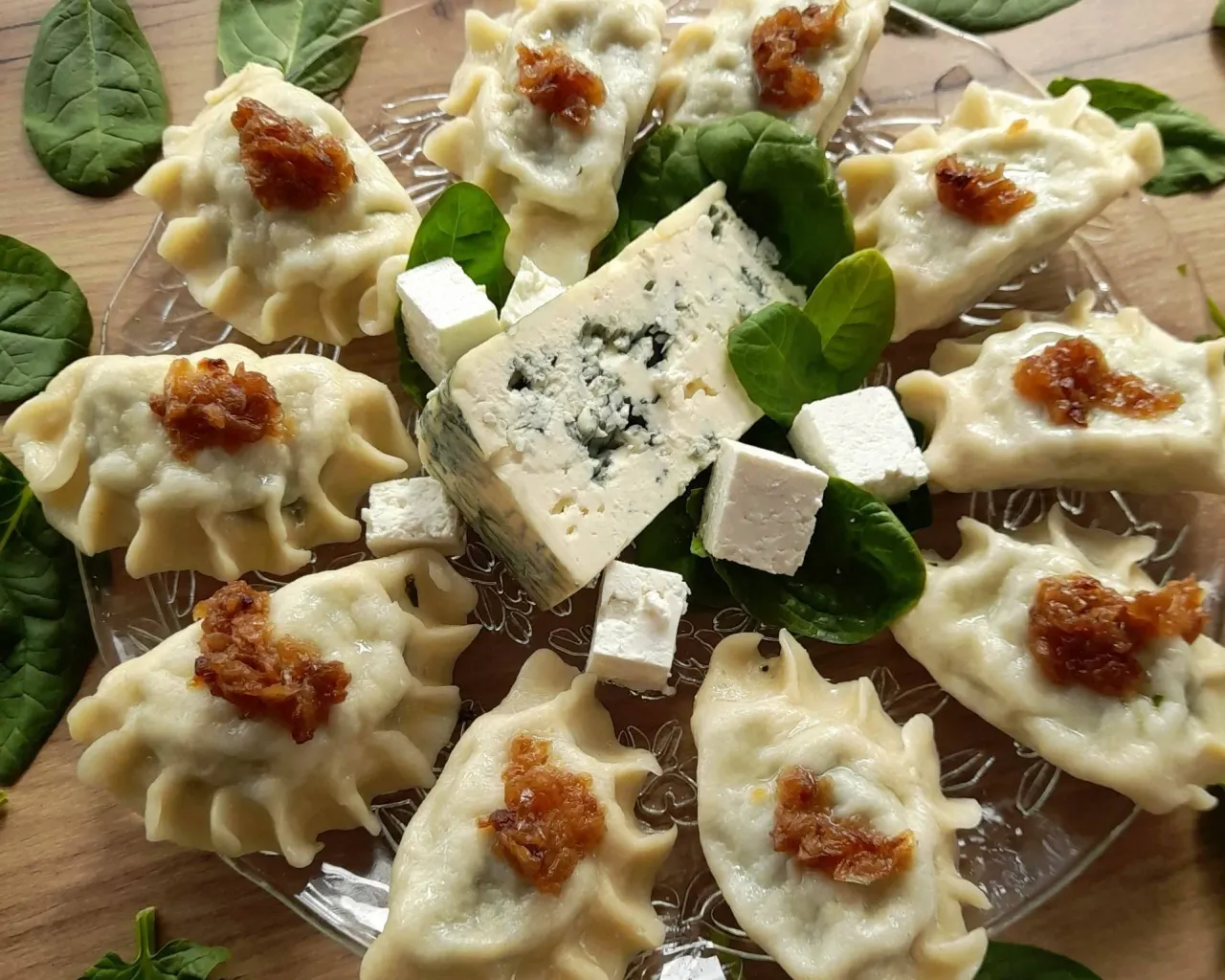 Pierogi ze szpinakiem, białym serem i serem lazur (8 szt.) z okrasą z cebuli