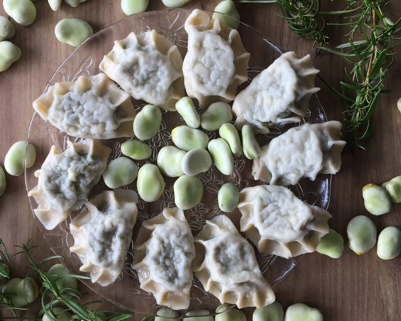Pierogi z bobem i boczkiem (8 szt.) z okrasą z cebuli