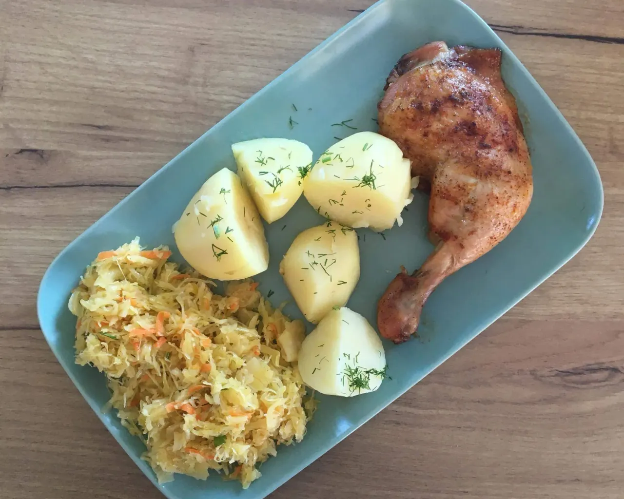 Pieczone udko z kurczaka z  ziemniakami i surówką