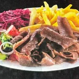 Kebab na talerzu z napojem
