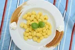 Gnocchi ziemniaczane z masłem i cukrem pudrem