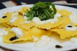 Ravioli z truflami i sosem serowym