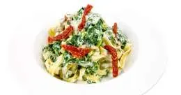 Makaron Szpinak w sosie blue cheese z suszonymi pomidorami